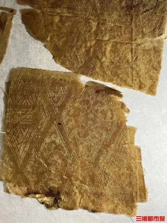 DƬ